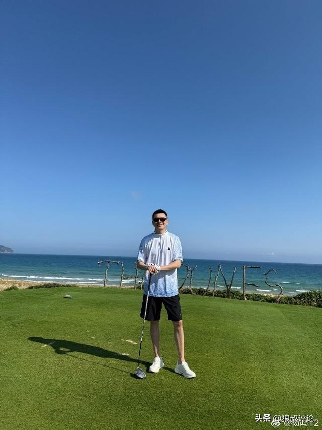 开云在线-状态真好！前辽宁主帅杨鸣社媒晒休假动态 海边打高尔夫球引热议